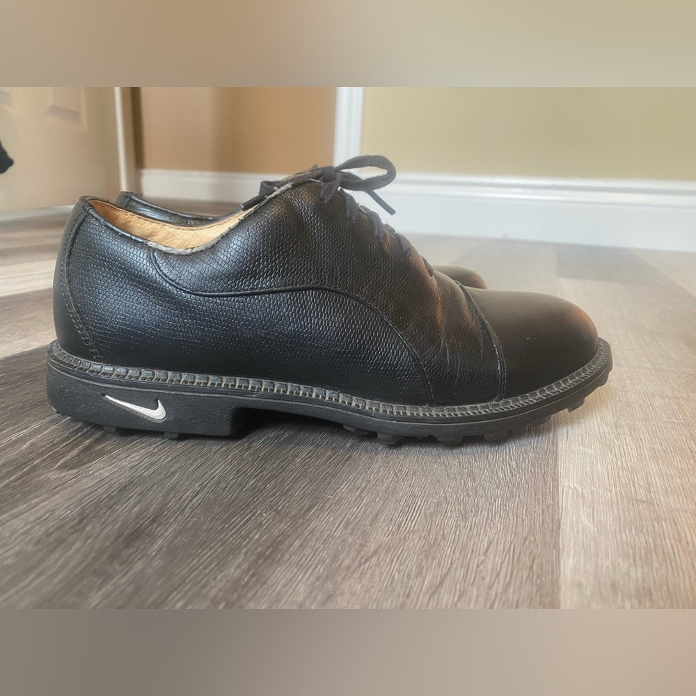 Women’s Nike Air spiked golf shoes